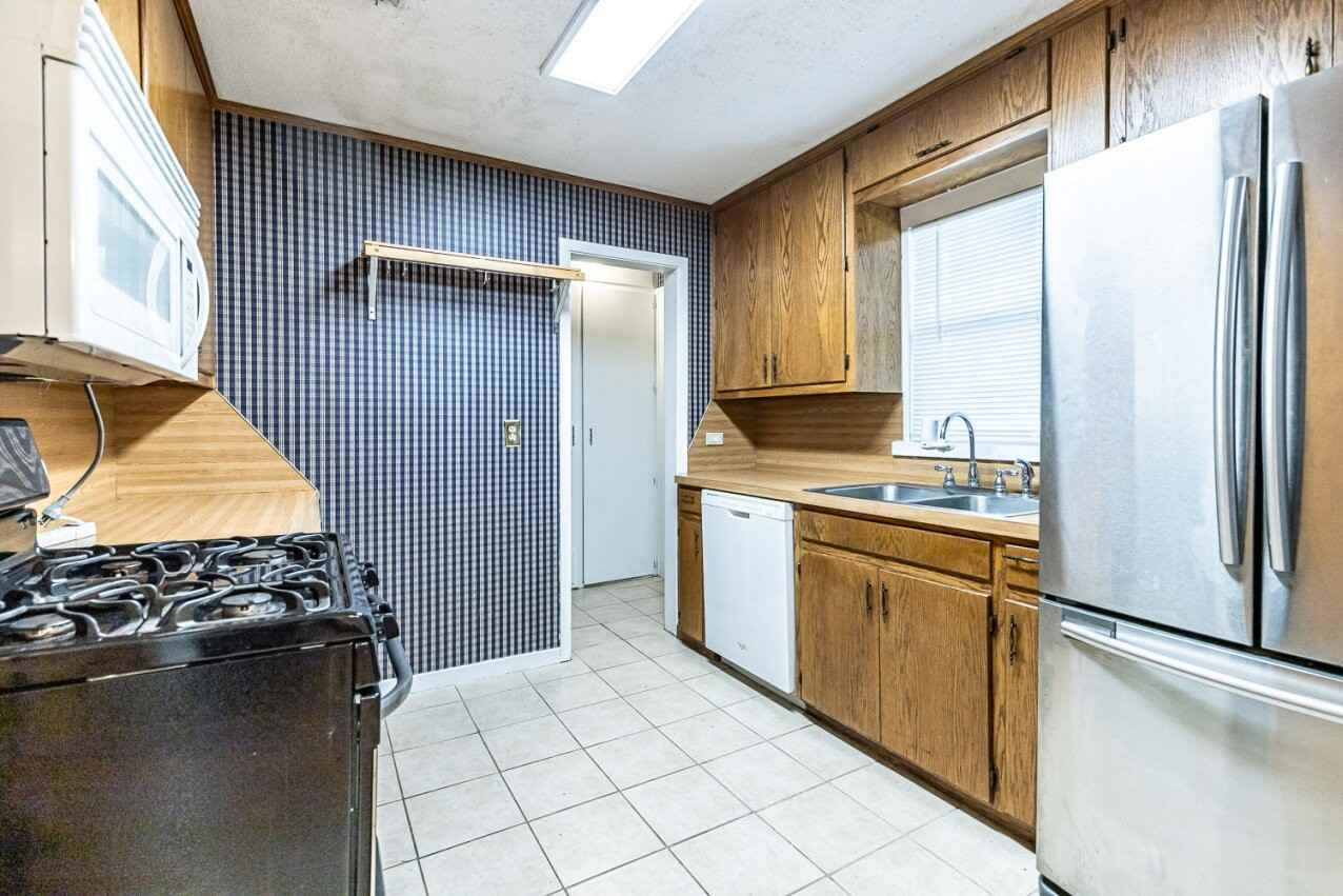 3001 22nd St - Photo 5 of 9