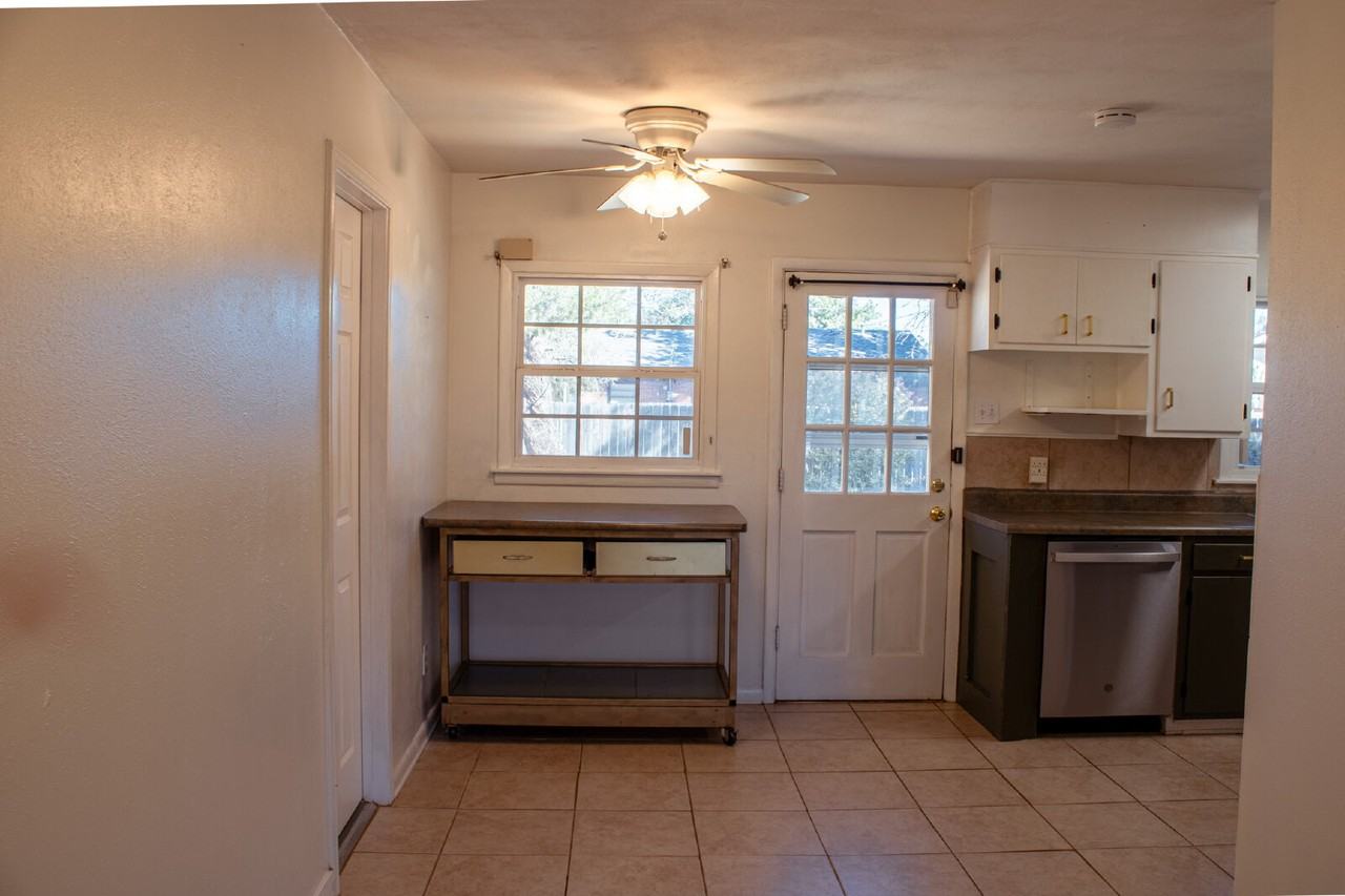 2820 62nd St - Photo 4 of 12