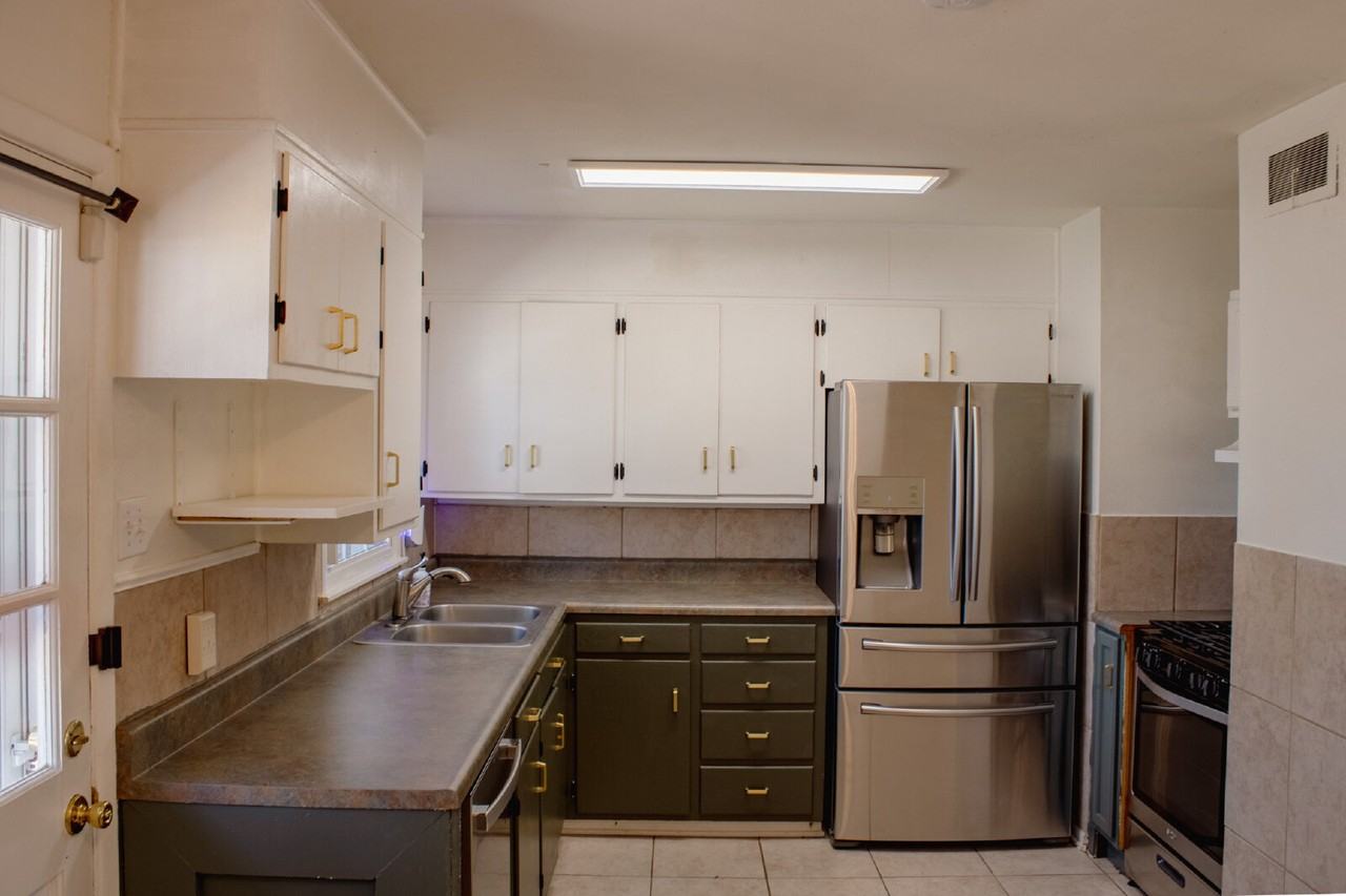 2820 62nd St - Photo 5 of 12