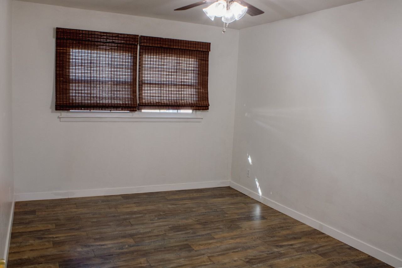 2820 62nd St - Photo 6 of 12