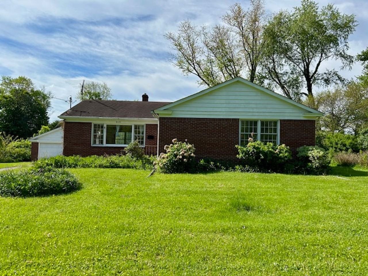 8123 W 88th St - Photo 3 of 30