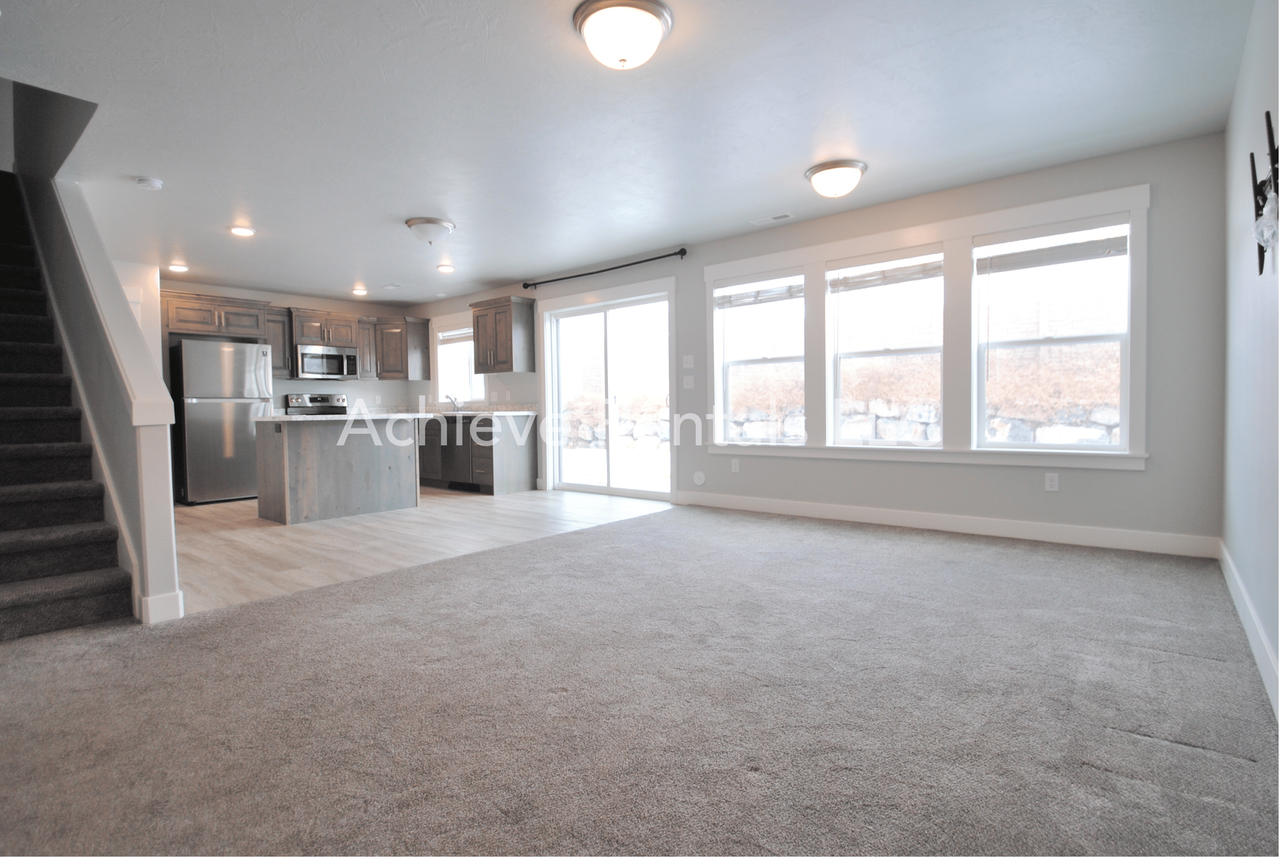 556 N 275 E - Photo 3 of 14