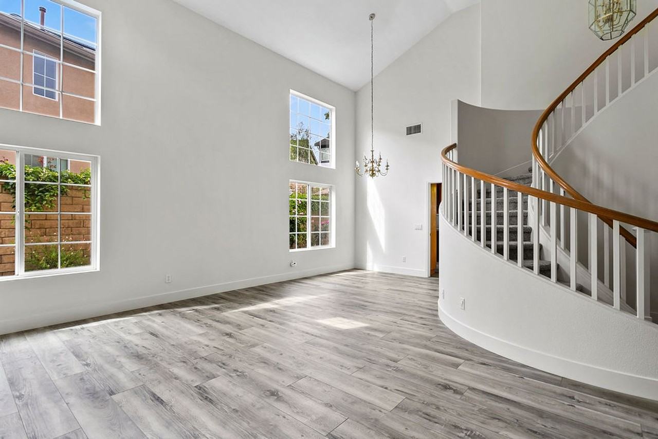 27901 Glenfield Cir - Photo 3 of 43