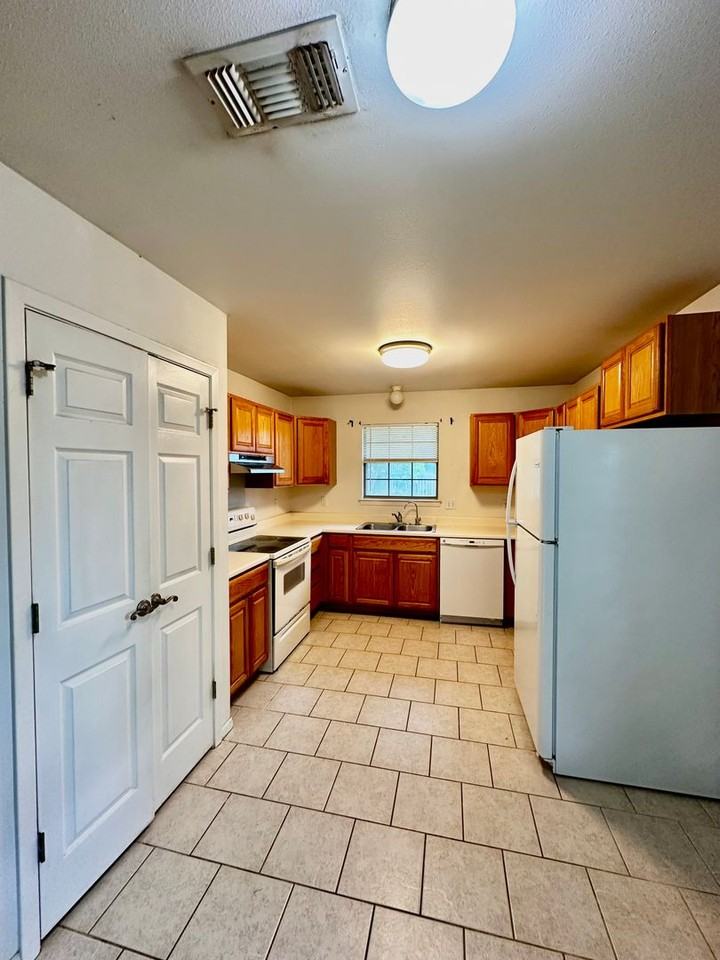 3108 Flanders - Photo 5 of 11