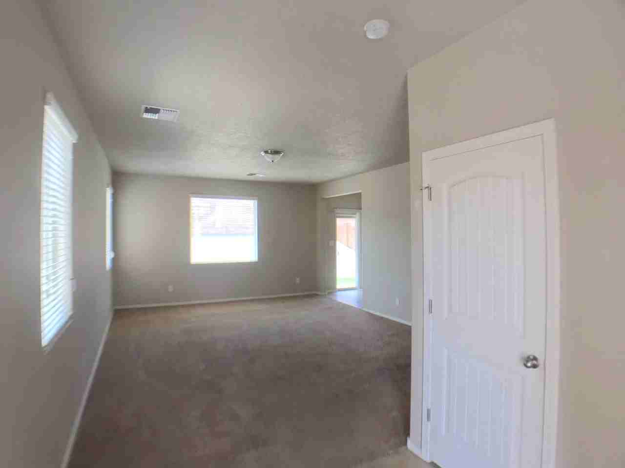 3916 Dynamite Rd Ne - Photo 4 of 16