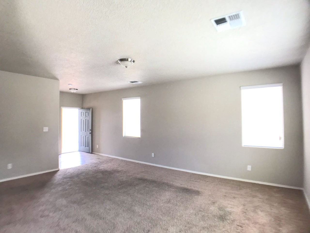 3916 Dynamite Rd Ne - Photo 5 of 16