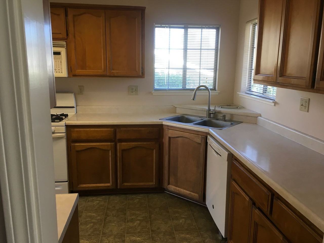 414 Springer Dr - Photo 4 of 18
