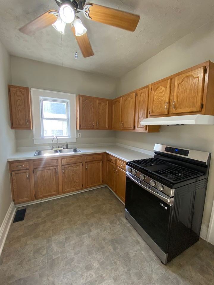 2038 Maple St - Photo 2 of 11