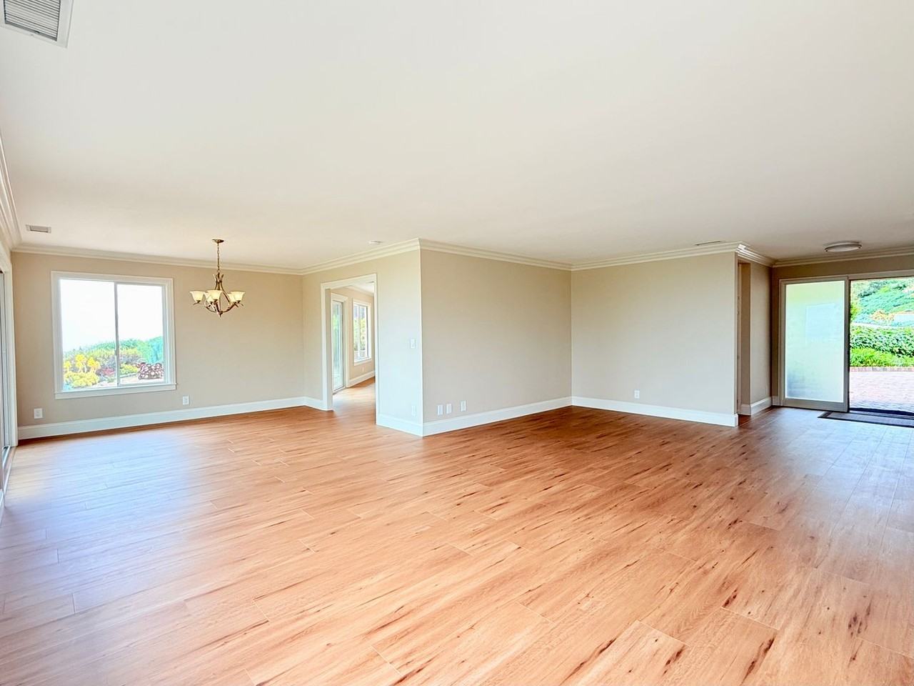 1129 Harbor Hills Dr - Photo 2 of 11