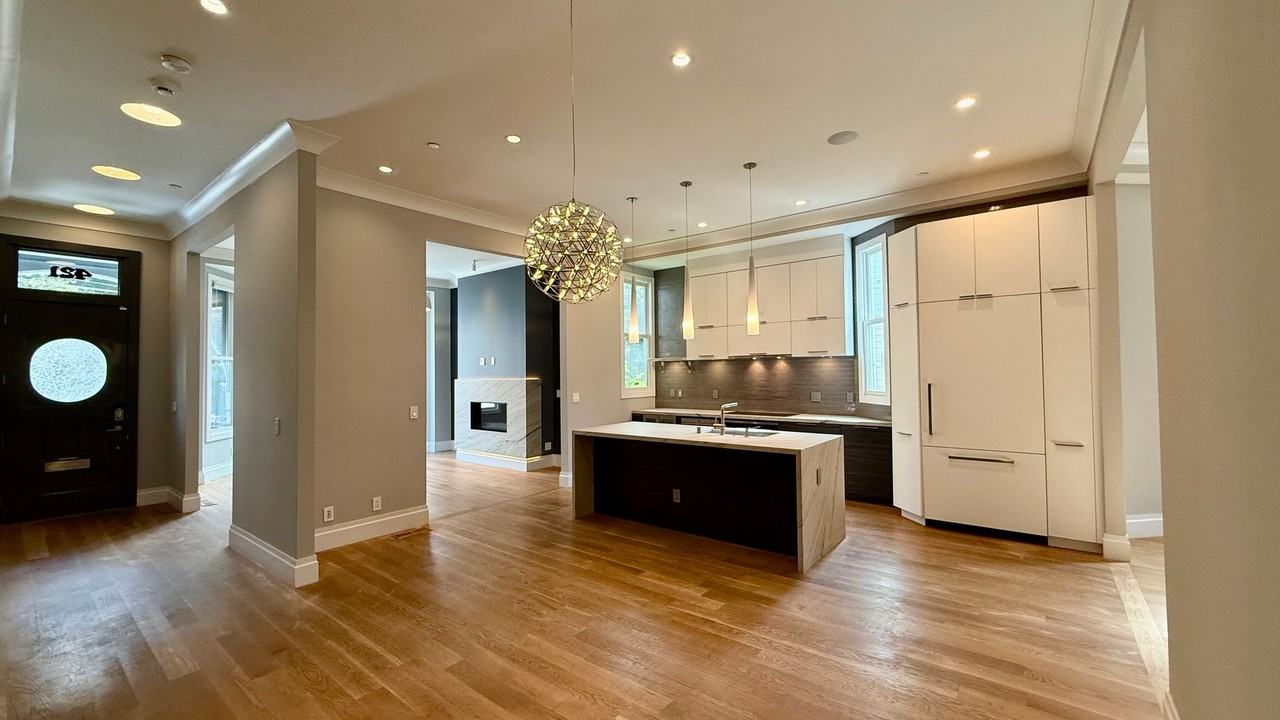 421 Oak St - Photo 3 of 43