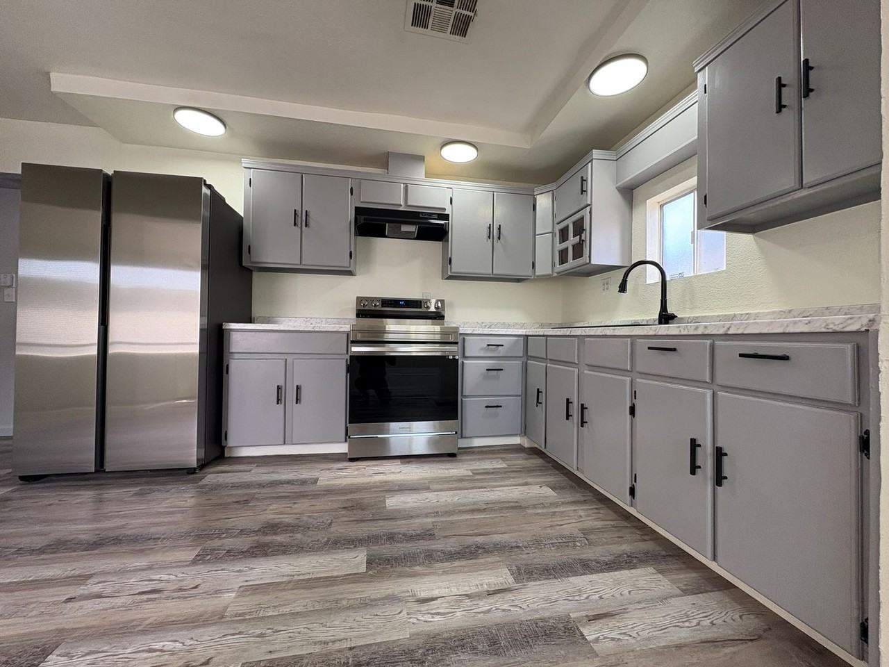 1143 N F St - Photo 2 of 18