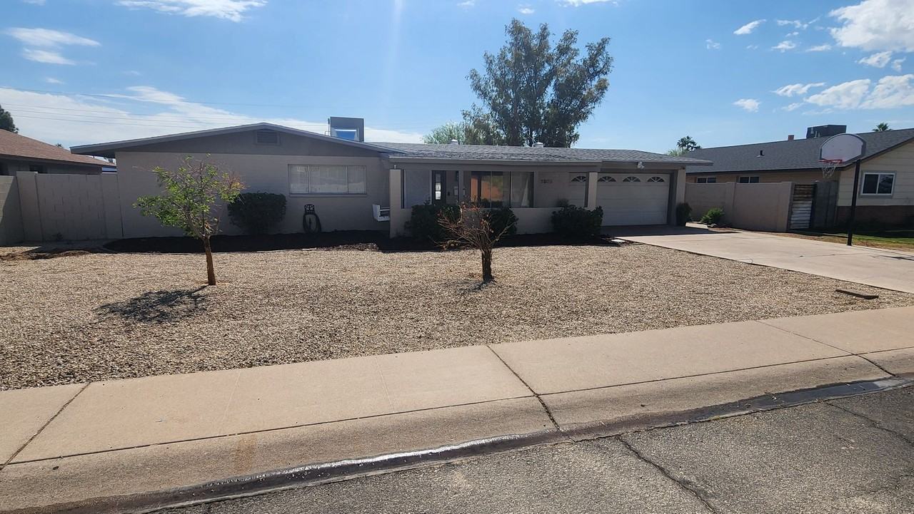 7809 N 32nd Dr - Photo 2 of 3
