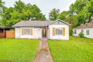 featured image of 823 College St
