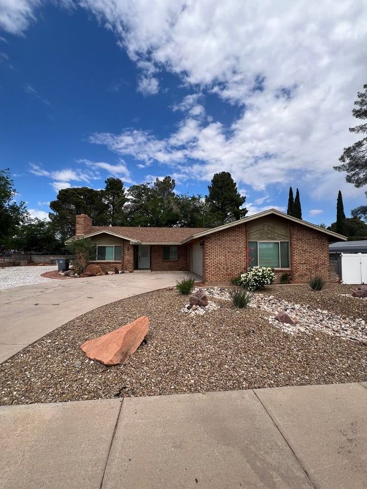 2884 Crestview Dr - Photo 2 of 26