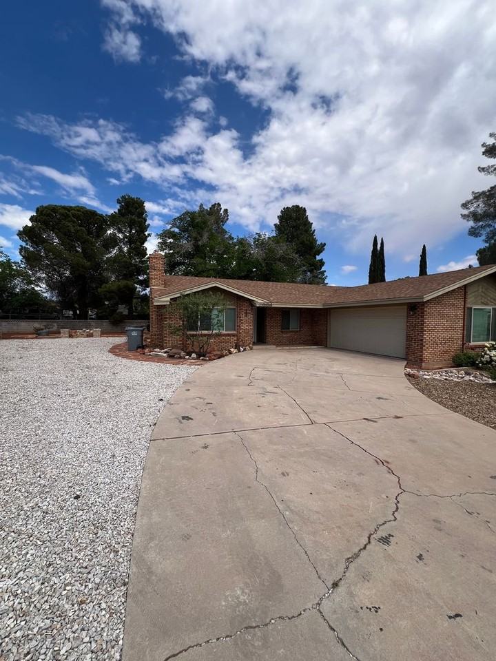 2884 Crestview Dr - Photo 3 of 26