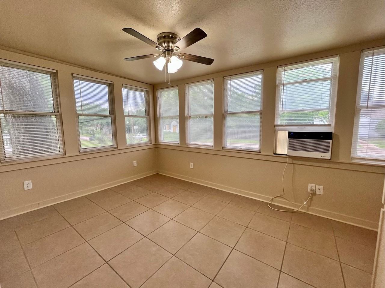 301 Amarillo St - Photo 4 of 10