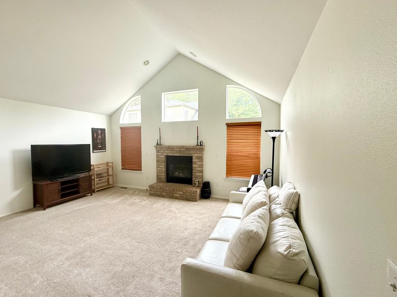 1268 Ne Cameo Ct - Photo 5 of 28