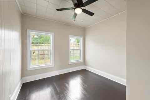 1505 Woodlawn Ave - Photo 2 of 17