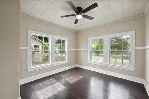 1505 Woodlawn Ave - Photo 4 of 17