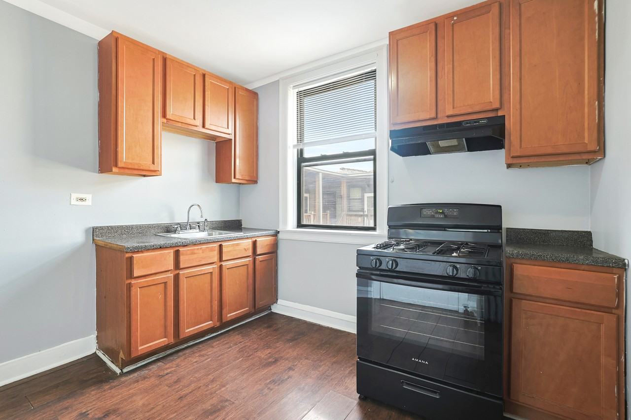 7955 S Paulina St - Photo 6 of 8