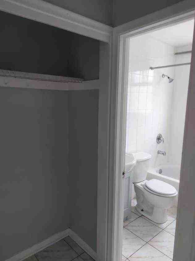 110 King Edward Ave - Photo 3 of 8