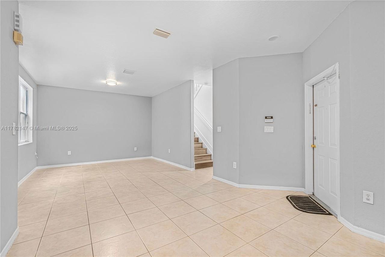 1557 Se 20th Ter - Photo 2 of 8