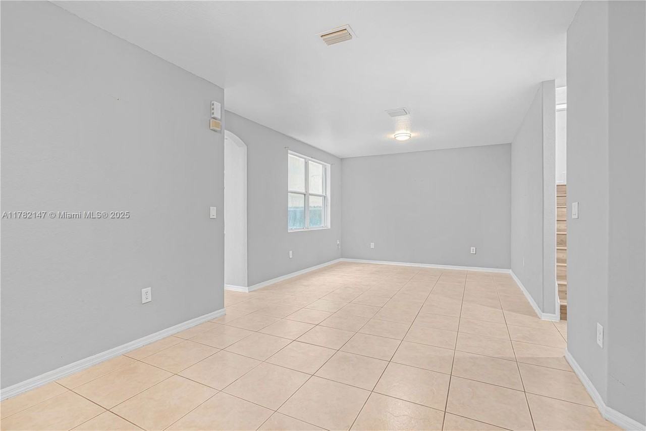 1557 Se 20th Ter - Photo 3 of 8