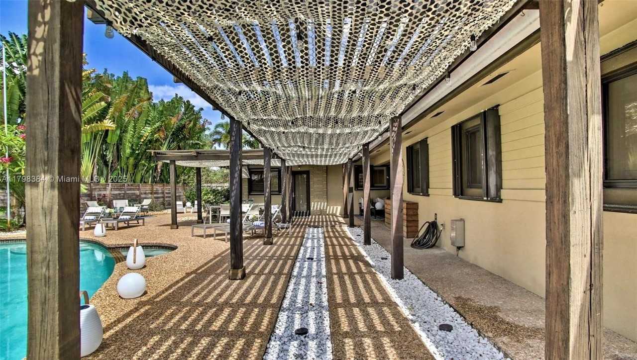 3444 Ne 18th Ave - Photo 3 of 26