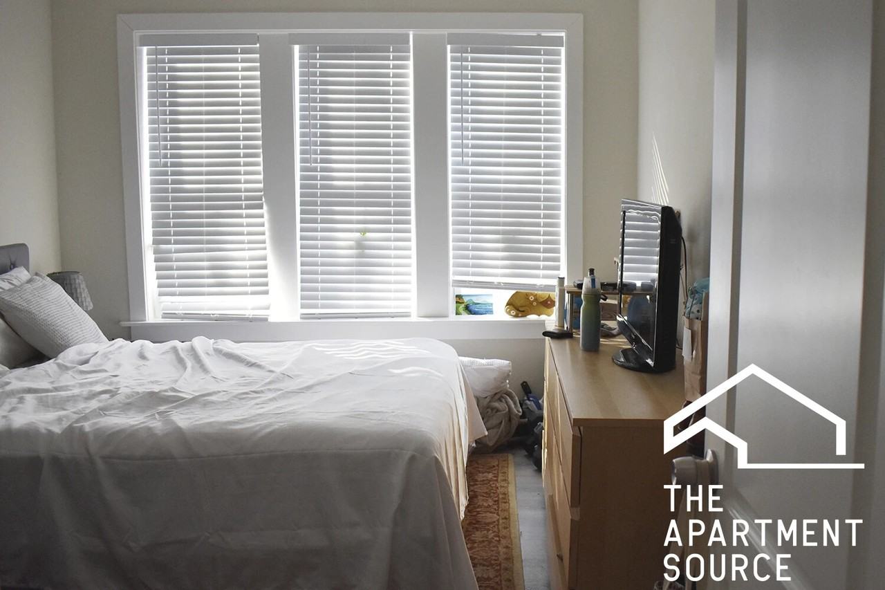 N Greenview Ave #1E - Photo 5 of 12
