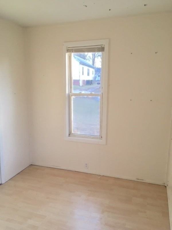 906 Oval St - Photo 2 of 10