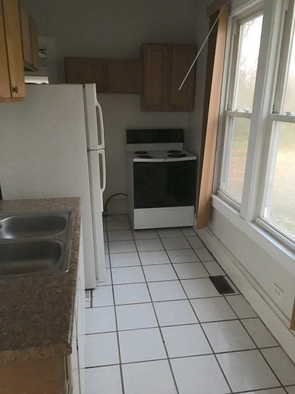 906 Oval St - Photo 5 of 10