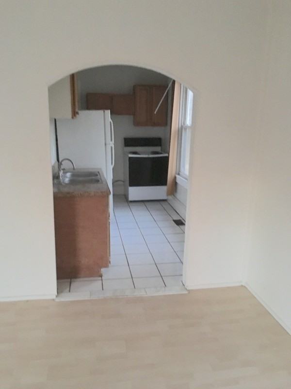 906 Oval St - Photo 6 of 10