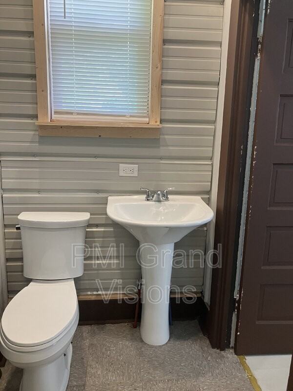 340 W Olive St - Photo 2 of 18