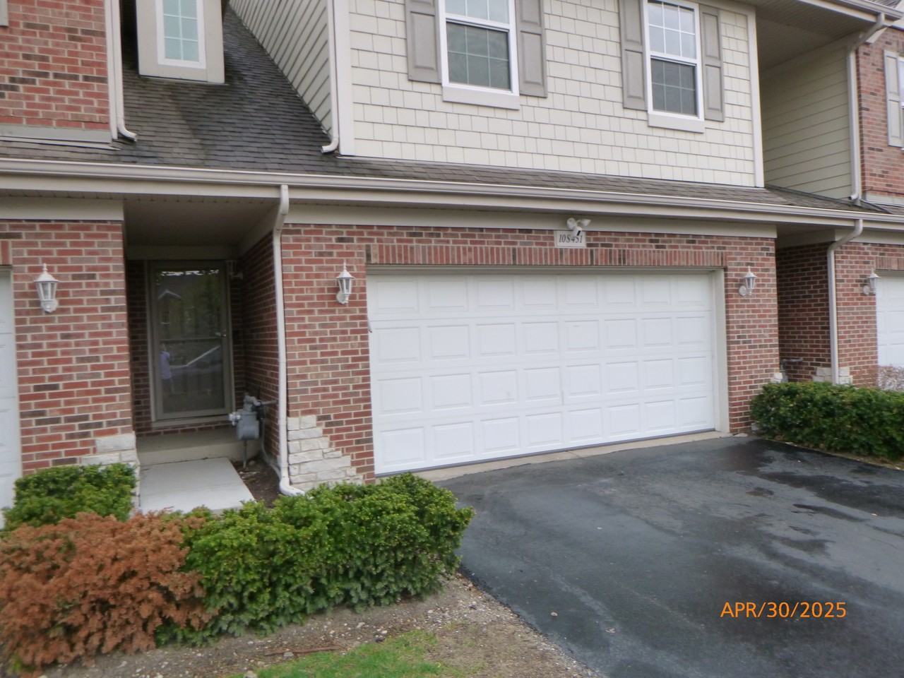 10S451 Carrington Cir - Photo 2 of 19