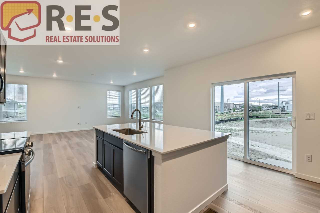 4858 Astor Pl - Photo 5 of 27