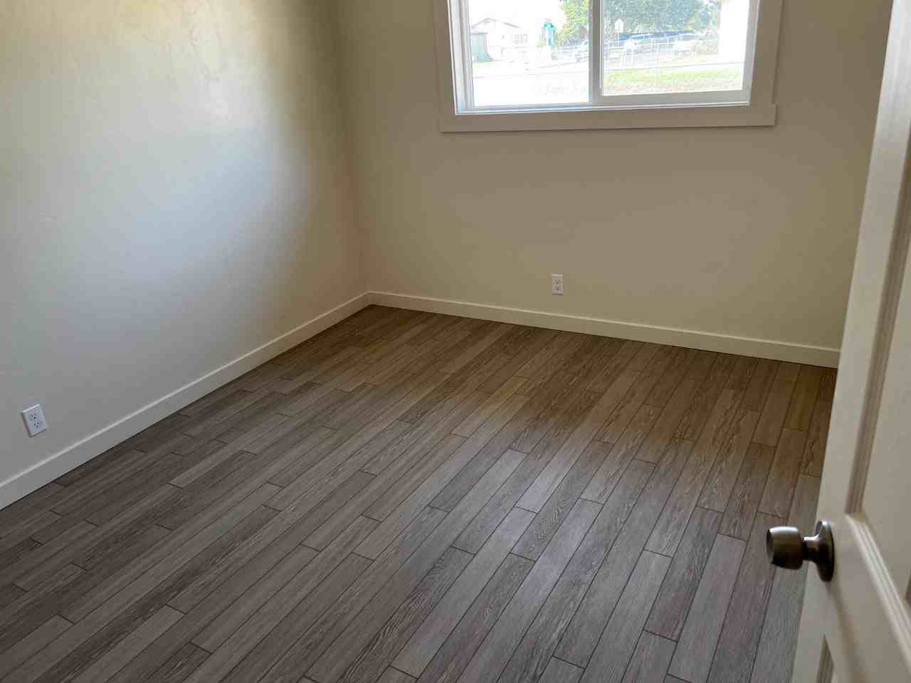 684 NW 6th St - Photo 3 of 6