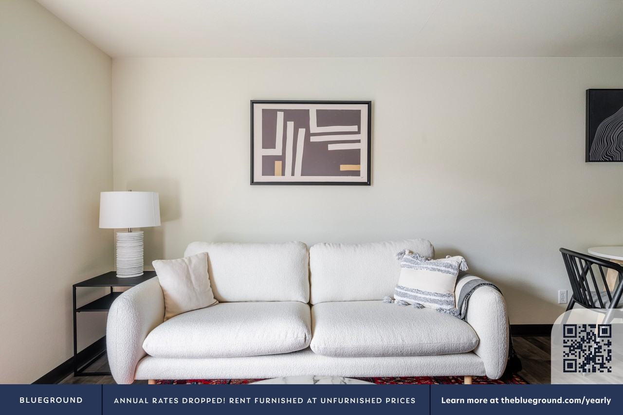 4760 21st Avenue Northeast - Photo 4 of 23