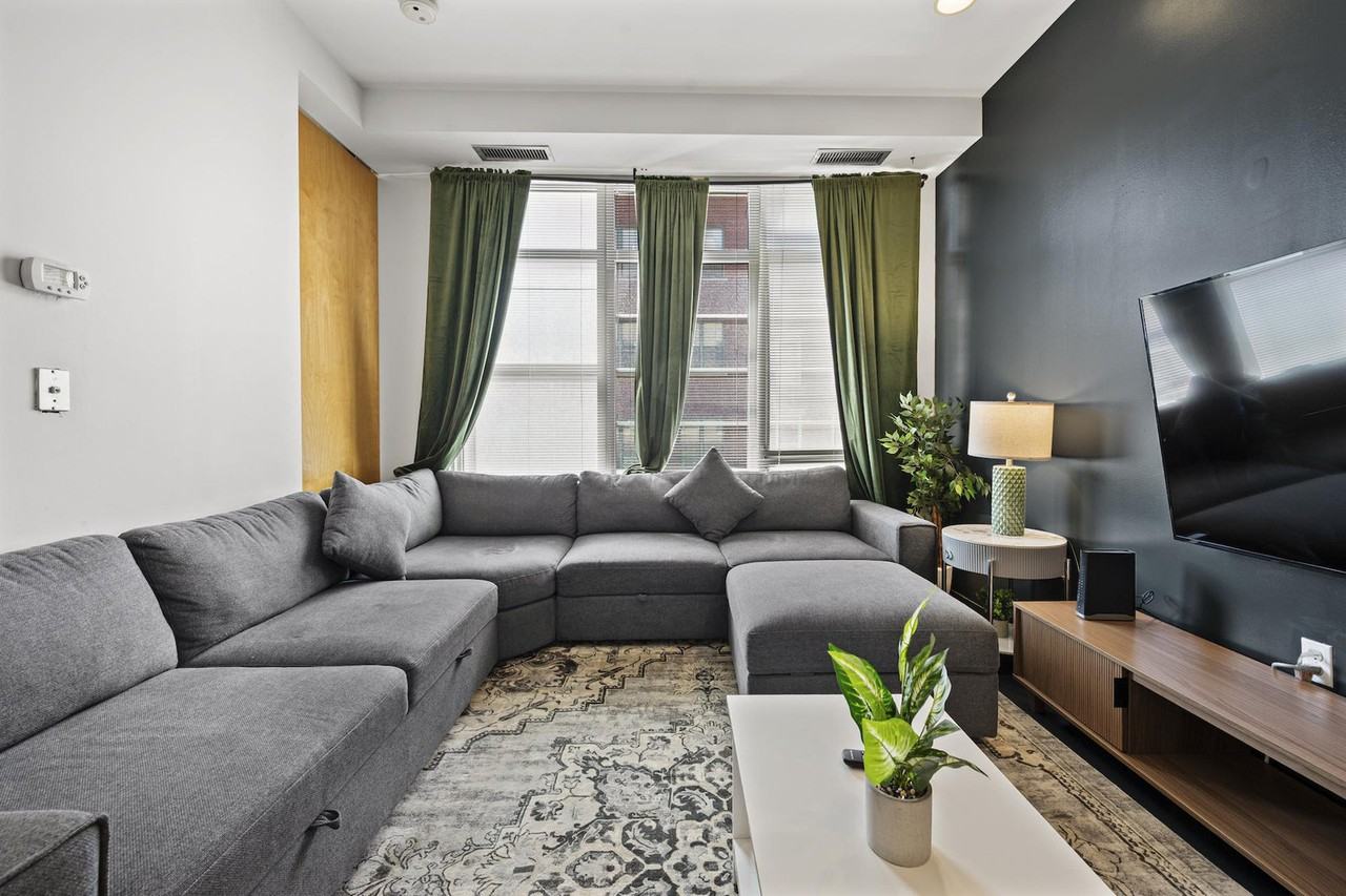 160 East Berkeley Street - Photo 2 of 67