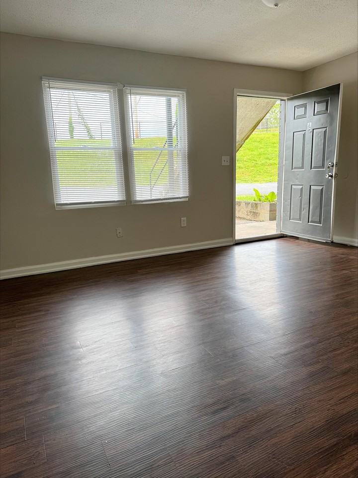 Hampton Avenue Apartments - Photo 4 of 11