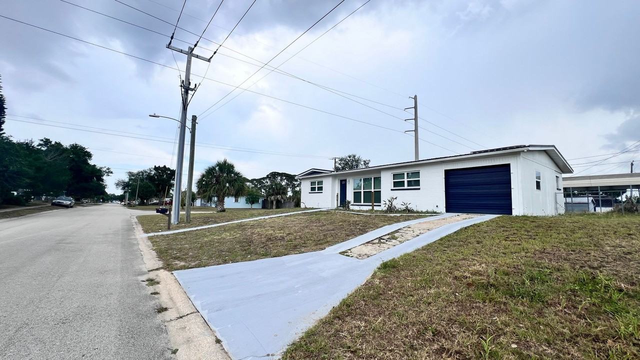 1085 Cleveland St - Photo 3 of 36