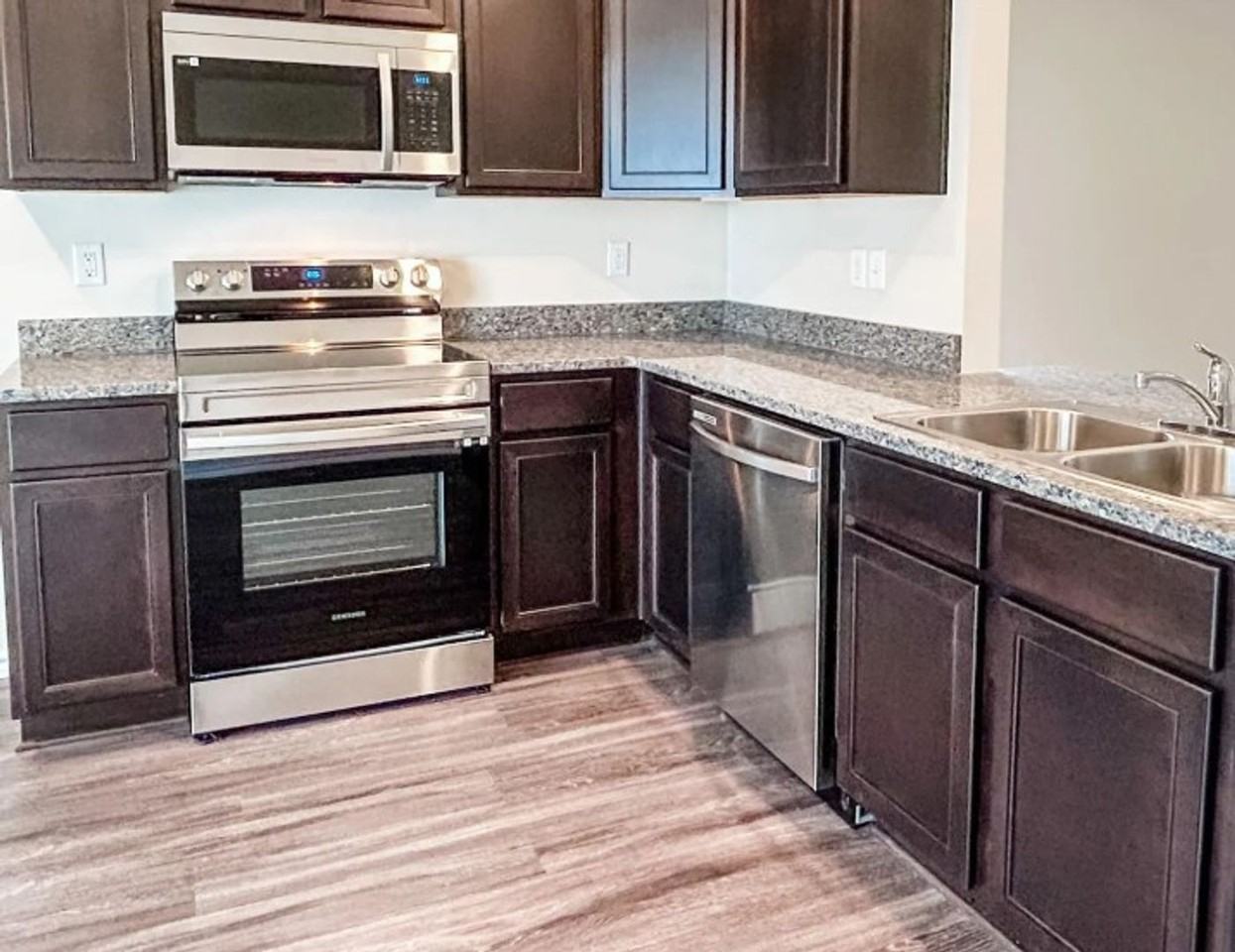 989 Martin St - Photo 3 of 9
