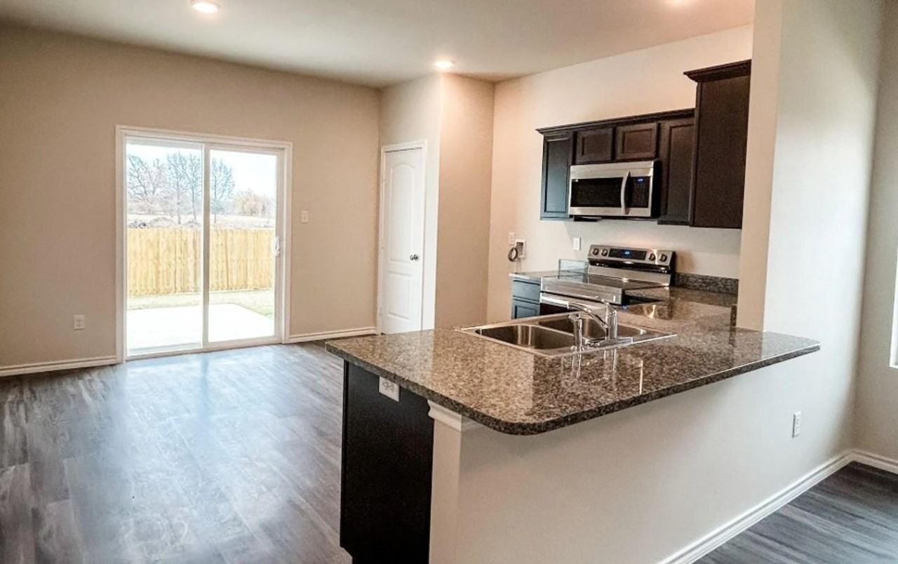 989 Martin St - Photo 4 of 9