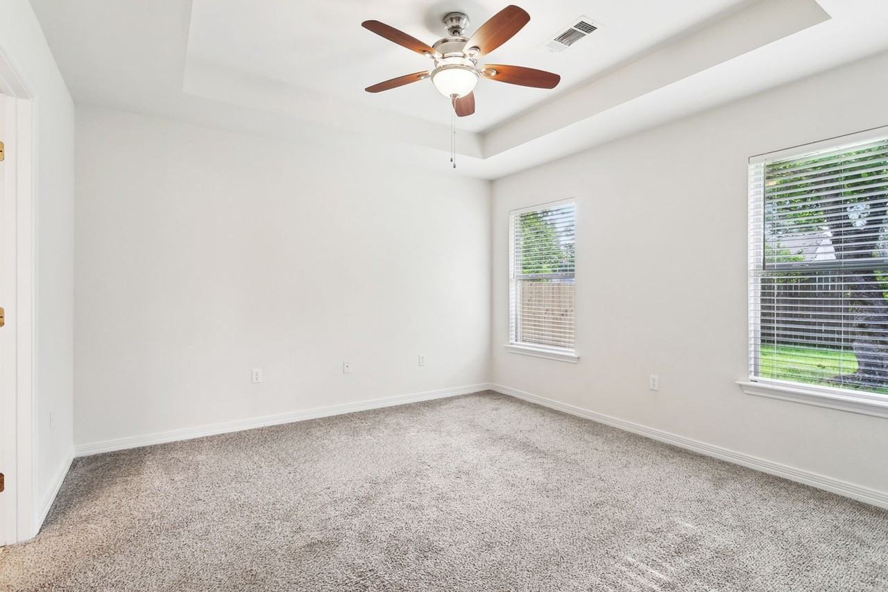70252 8th St - Photo 6 of 13