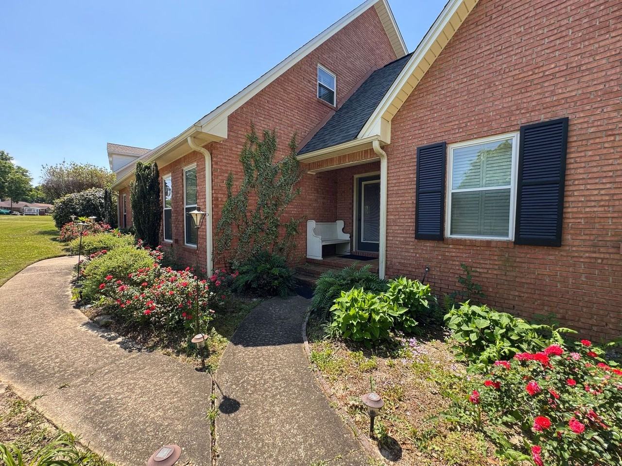 2331 Oxford Dr - Photo 3 of 37