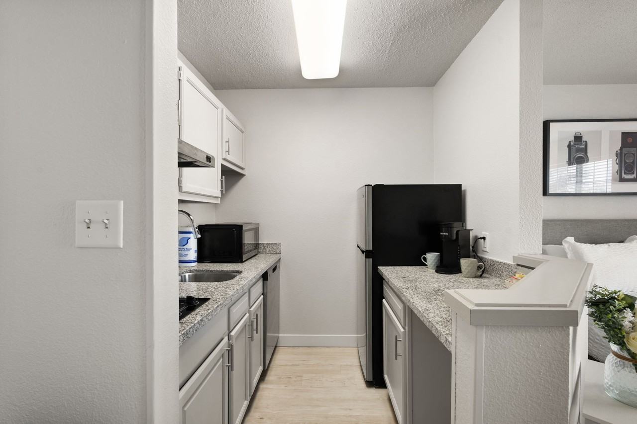 703 N Shore Dr #1 - Photo 4 of 27