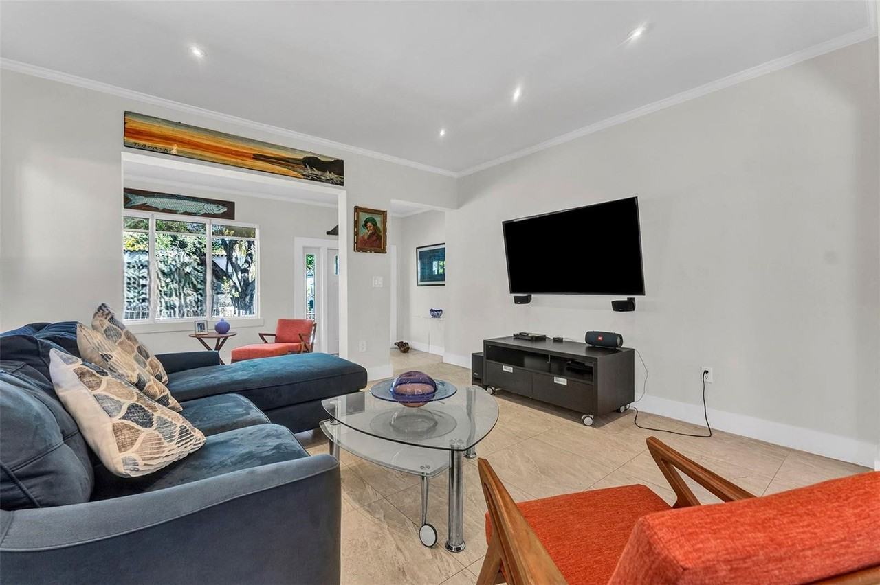 54 Ne 43rd St - Photo 3 of 8