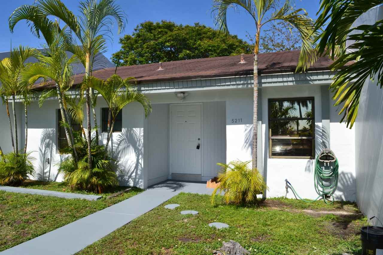 5211 Sw 141st Pl - Photo 3 of 18