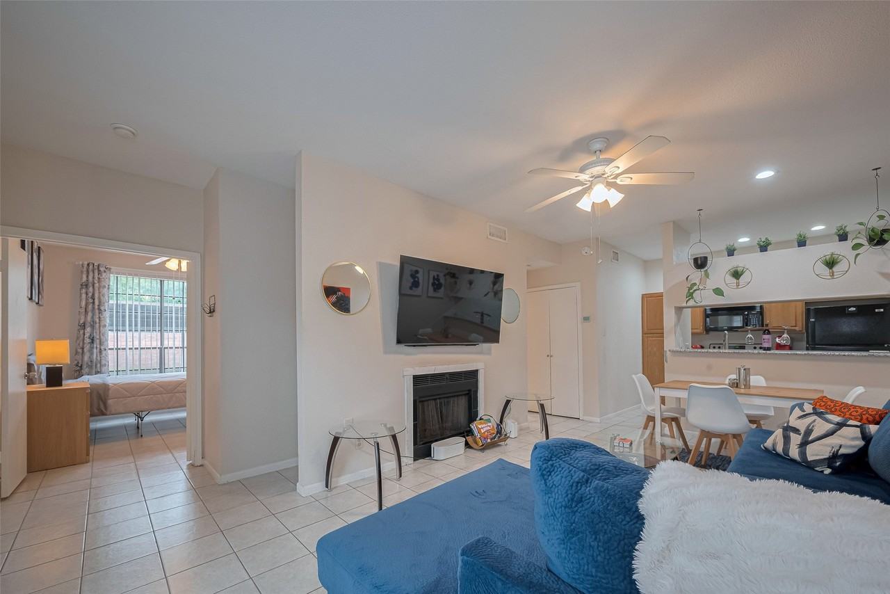 2121 El Paseo St - Photo 5 of 26