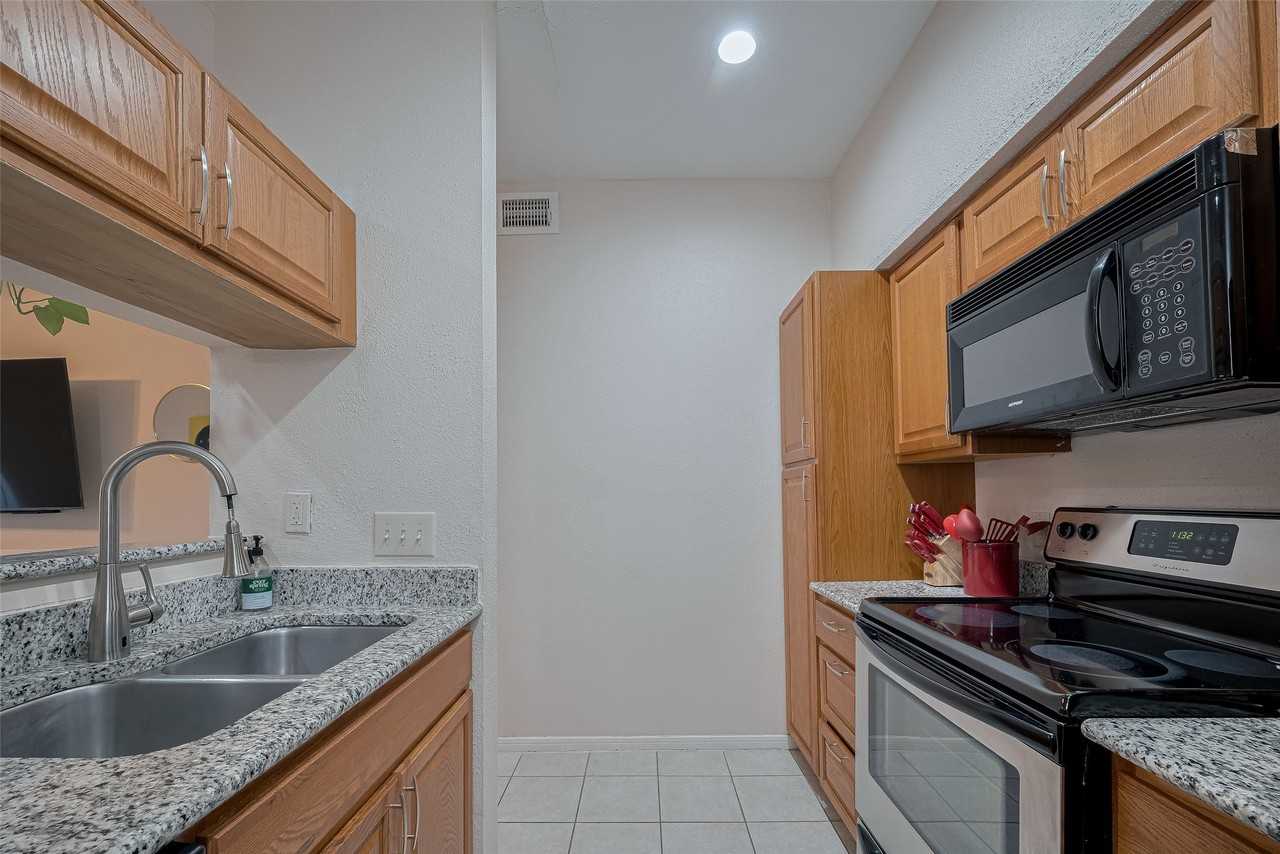 2121 El Paseo St - Photo 7 of 26