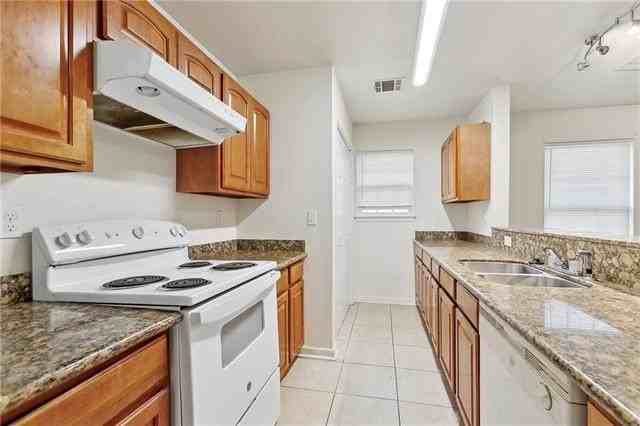 3240 Toledano St - Photo 4 of 10